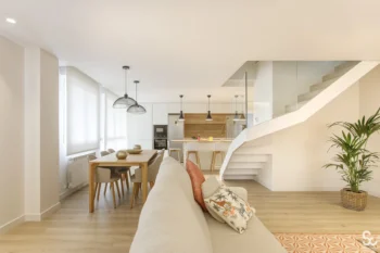 Zona de estar renovada en vivienda de Pamplona