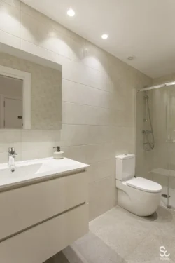 Baño renovado en reforma integral Casa Río Alzania