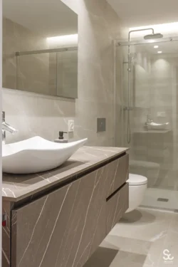 Detalle de grifería y lavabo en baño reformado