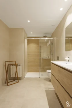 Baño reformado con mampara de cristal